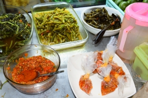 Bayam hijau（バヤムイジョ）、Buncis（ブンチス）、Kangkung（カンクン）、Sambal（サンバル）