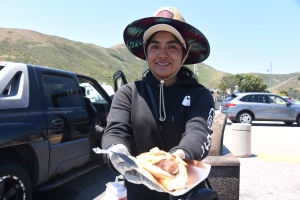 Hot dog（ホットドッグ）／Perro caliente（ペロカリエンテ）を売る女性