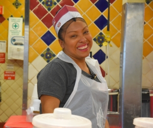 スーパーマーケット店員の女性