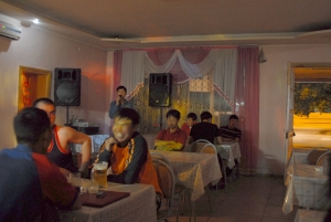 アルマトイのカフェでビールを楽しむ男性