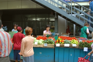 市場の屋外野菜売り場