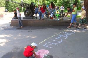 アルマトイでリンゴの絵を描く子ども