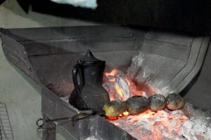 Mangal（マンガル）でイモや茶を熱する