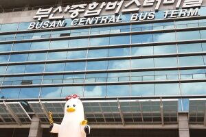 회오리감자（フェオリガムジャ）と씨앗호떡（シアホト）を持つカモメの像