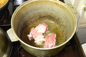 家庭のプロフの肉と鍋