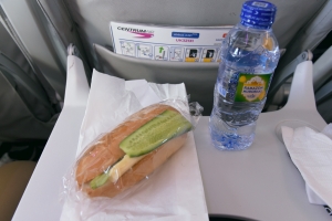 セントラムエアの機内食と水