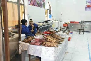 市場の燻製魚販売コーナー
